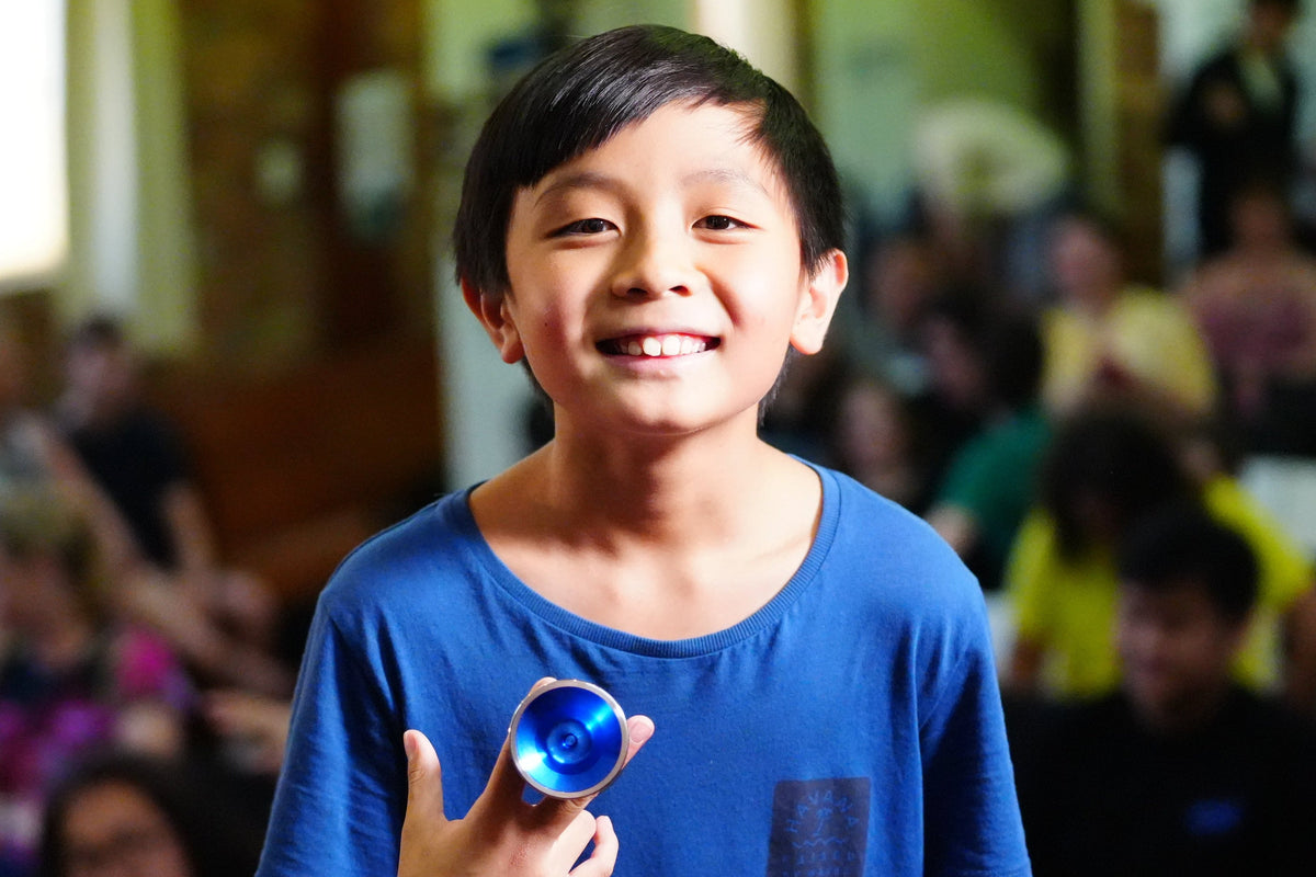 A player using an Offset yoyo